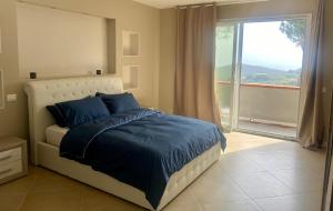a bedroom with a bed and a large window at Casa Jonorunn in Nibbiaia