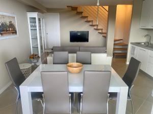 a kitchen and dining room with a table and chairs at Casa Jonorunn in Nibbiaia