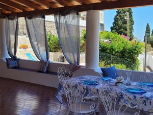 stół i krzesła na werandzie z widokiem w obiekcie Casa Eolie relax w mieście Lipari