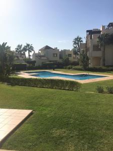 een leeg zwembad in het midden van een tuin bij Modern Apt - A Murcia Holiday Rentals Property in Los Alcázares