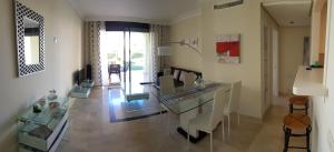 een woonkamer met een glazen tafel en een bureau bij Modern Apt - A Murcia Holiday Rentals Property in Los Alcázares