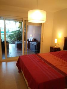 1 dormitorio con cama y vistas a la sala de estar en Casa Germeau - A Murcia Holiday Rentals Property, en Torre-Pacheco