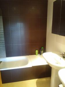 y baño con bañera y lavamanos. en Casa Germeau - A Murcia Holiday Rentals Property, en Torre-Pacheco