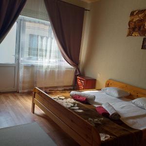 een slaapkamer met 2 bedden en een raam bij KOMFORT in Berehove