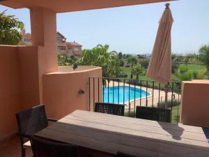 una mesa y sillas con vistas a la piscina en PedroRoca 285938-A Murcia Holiday Rentals Property, en Torre-Pacheco
