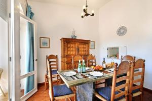 Dining area sa villa