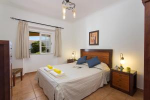 Ένα ή περισσότερα κρεβάτια σε δωμάτιο στο Villa David by Villa Plus +21 φωτογραφίες