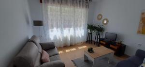 uma sala de estar com um sofá e uma mesa em Casablanca 95 em Vigo