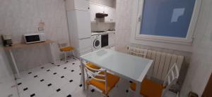 eine kleine Küche mit einem Tisch und einer Mikrowelle in der Unterkunft Casablanca 95 in Vigo