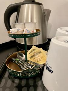 Příslušenství pro přípravu čaje a kávy v ubytování Unique Hotel Jungfrugatan