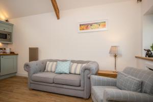 
A seating area at Exclusive Holiday Accommodation - Bancoft Cottage
