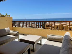 a balcony with chairs and a view of the ocean at Baupres 2-3 in Alicante