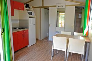 Kuchyň nebo kuchyňský kout v ubytování Camping Torraccia