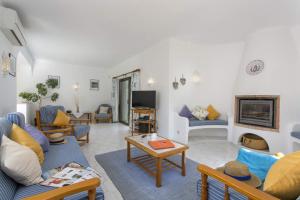 uma sala de estar com um sofá e uma lareira em Villa Marie Anne by Villa Plus em Carvoeiro