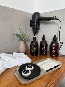 - une table avec une caméra et deux bouteilles dans l'établissement 1899 Eltville, à Eltville