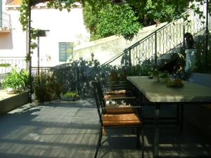 una mesa y sillas en un patio con una escalera en Guest House Marijana, en Dubrovnik