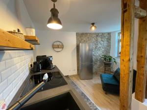 une cuisine avec un évier et une cuisinière four supérieur dans l'établissement 1899 Eltville, à Eltville