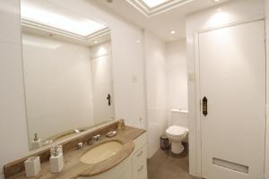 Et badeværelse på Lindo em Copacabana - Quartos confortáveis - A306 Z3