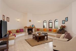 un grand salon avec des canapés et une télévision dans l'établissement Villa Medeira by Villa Plus, à Albufeira