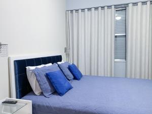 1 dormitorio con cama azul y almohadas azules en Copacabana ideal para casais - RPP913 Z2, en Río de Janeiro