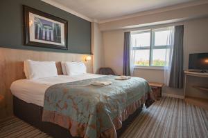 um quarto de hotel com uma cama e uma janela em Highfield Hotel em Houghton le Spring