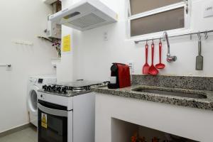 Кухня или мини-кухня в Charme em Ipanema - Perto da praia - GC707 Z2
