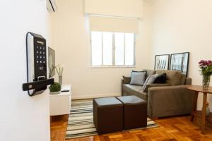 sala de estar con sofá y TV en Charme em Ipanema - Perto da praia - GC707 Z2, en Río de Janeiro