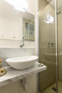 y baño con lavabo blanco y ducha. en Charme em Ipanema - Perto da praia - GC707 Z2, en Río de Janeiro