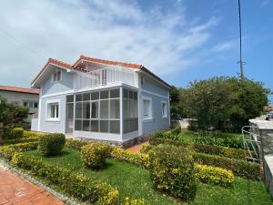 uma casa com um jardim em frente em Design Club Santander em Santander