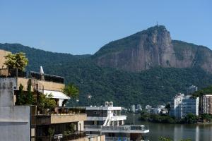 una vista del agua con una montaña en el fondo en Cobertura em Ipanema - Vista para Cristo Redentor - MQC502 Z1, en Río de Janeiro