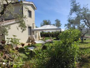 A garden outside Appartamenti in Villa