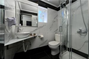 A bathroom at Corfu SunGate Hotel Még 37 kép
