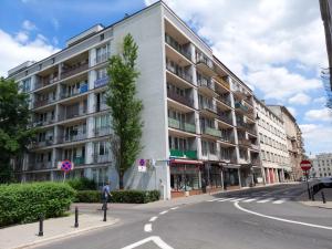an apartment building on a street with a man on a bike at Modern Art Kredytowa-Dzieci do lat 7 nie płacą! in Warsaw
