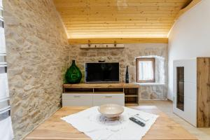 Galeriebild der Unterkunft Patakun holiday home for 5, with heated pool in Lećevica