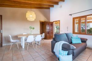Posedenie v ubytovaní YourHouse Son Gallina quiet, private villa in the north of Mallorca