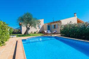 Bazén v ubytovaní YourHouse Son Gallina quiet, private villa in the north of Mallorca alebo v jeho blízkosti