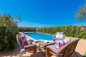 Bazén v ubytovaní YourHouse Son Gallina quiet, private villa in the north of Mallorca alebo v jeho blízkosti