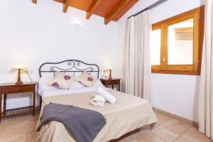 Posteľ alebo postele v izbe v ubytovaní YourHouse Son Gallina quiet, private villa in the north of Mallorca