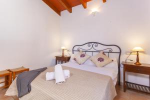 Posteľ alebo postele v izbe v ubytovaní YourHouse Son Gallina quiet, private villa in the north of Mallorca