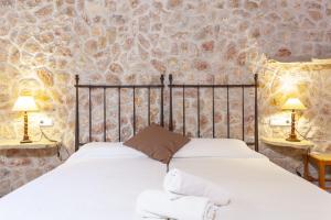 Posteľ alebo postele v izbe v ubytovaní YourHouse Son Gallina quiet, private villa in the north of Mallorca