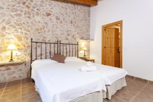 Posteľ alebo postele v izbe v ubytovaní YourHouse Son Gallina quiet, private villa in the north of Mallorca
