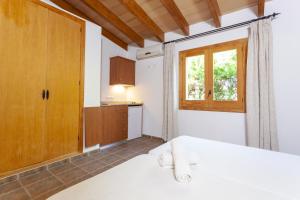 Posteľ alebo postele v izbe v ubytovaní YourHouse Son Gallina quiet, private villa in the north of Mallorca
