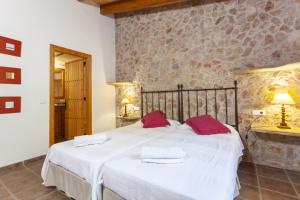 Posteľ alebo postele v izbe v ubytovaní YourHouse Son Gallina quiet, private villa in the north of Mallorca