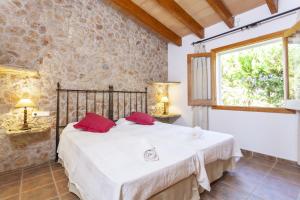 Posteľ alebo postele v izbe v ubytovaní YourHouse Son Gallina quiet, private villa in the north of Mallorca + 33 fotografií