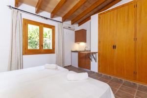 Posteľ alebo postele v izbe v ubytovaní YourHouse Son Gallina quiet, private villa in the north of Mallorca