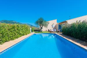 Bazén v ubytovaní YourHouse Son Gallina quiet, private villa in the north of Mallorca alebo v jeho blízkosti