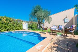 Bazén v ubytovaní YourHouse Son Gallina quiet, private villa in the north of Mallorca alebo v jeho blízkosti