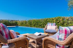 Bazén v ubytovaní YourHouse Son Gallina quiet, private villa in the north of Mallorca alebo v jeho blízkosti