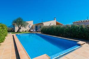 Bazén v ubytovaní YourHouse Son Gallina quiet, private villa in the north of Mallorca alebo v jeho blízkosti