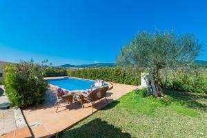 Bazén v ubytovaní YourHouse Son Gallina quiet, private villa in the north of Mallorca alebo v jeho blízkosti